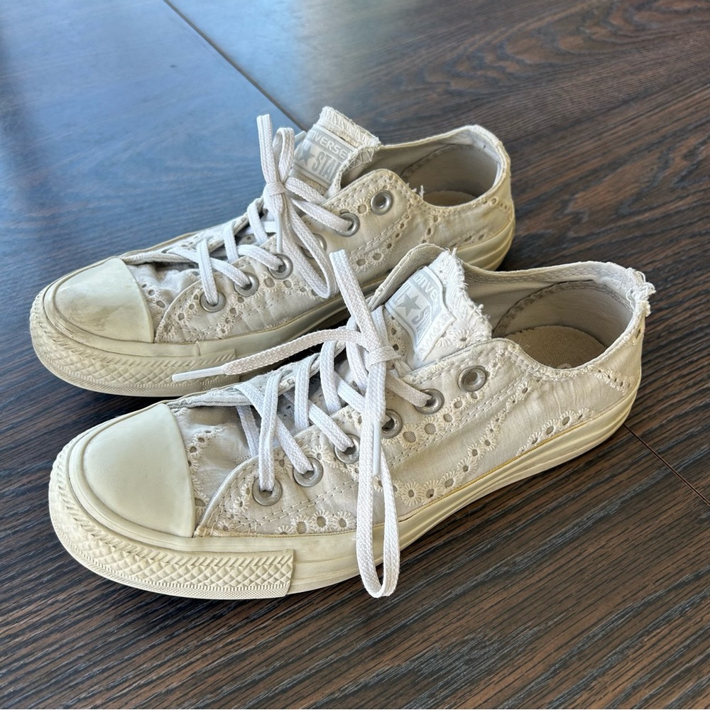 Converse Low Top Eyelet Sneakers - Picture 2 of 4
